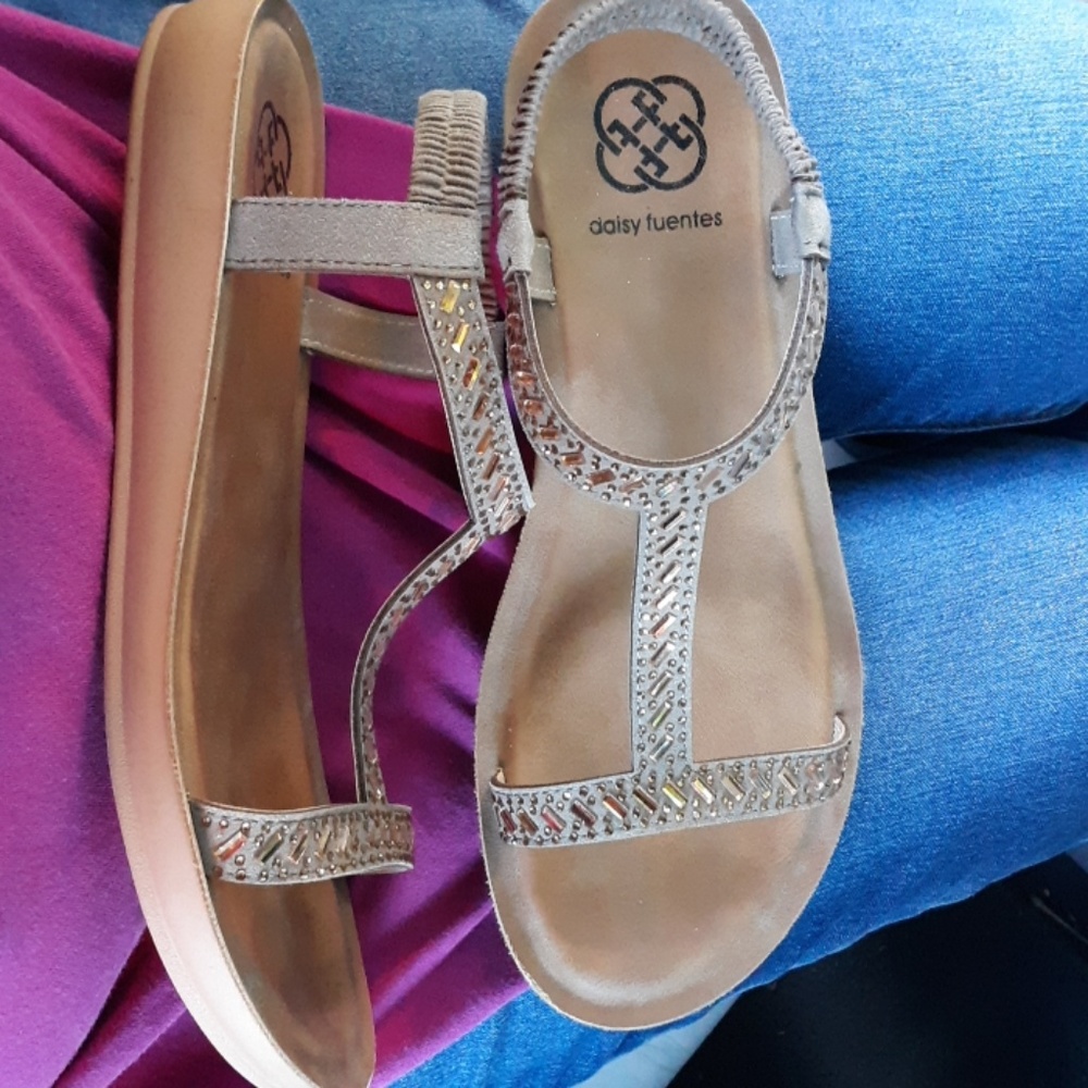 Seeking Daisy fuentes sandals 7.5